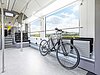Fahrrad steht in einem Bahnabteil.