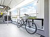 Fahrrad abgestellt im Zugabteil.