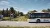 Ein bwregiobus steht vor einem Bahnübergang