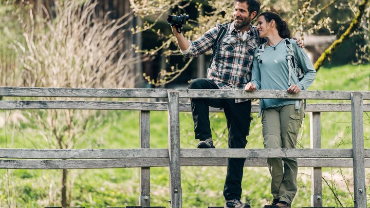 Zwei Personen beim Wandern