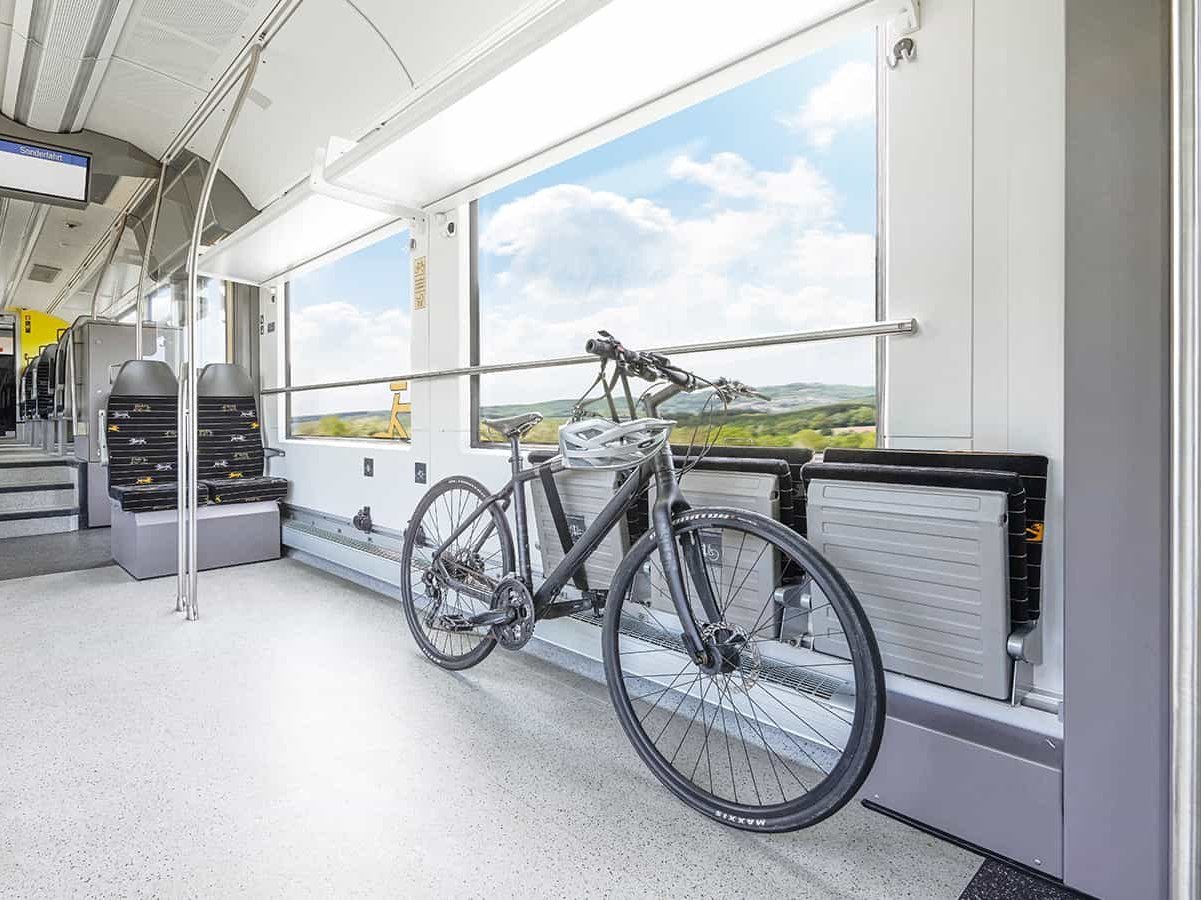 Fahrrad abgestellt im Zugabteil.