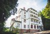 Der beliebte Lost-Place Schlosshotel Waldlust bei klarem Himmel und Sonnenschein