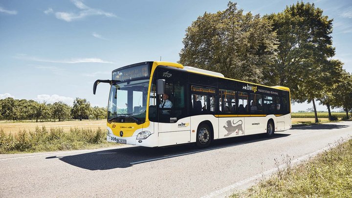 Ein bwregiobus fährt eine ländliche Straße entlang