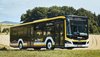 Ein bwregiobus fährt durch eine grüne Landschaft.