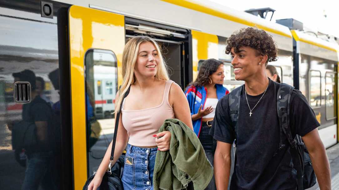 Zwei Studenten am Bahnhof