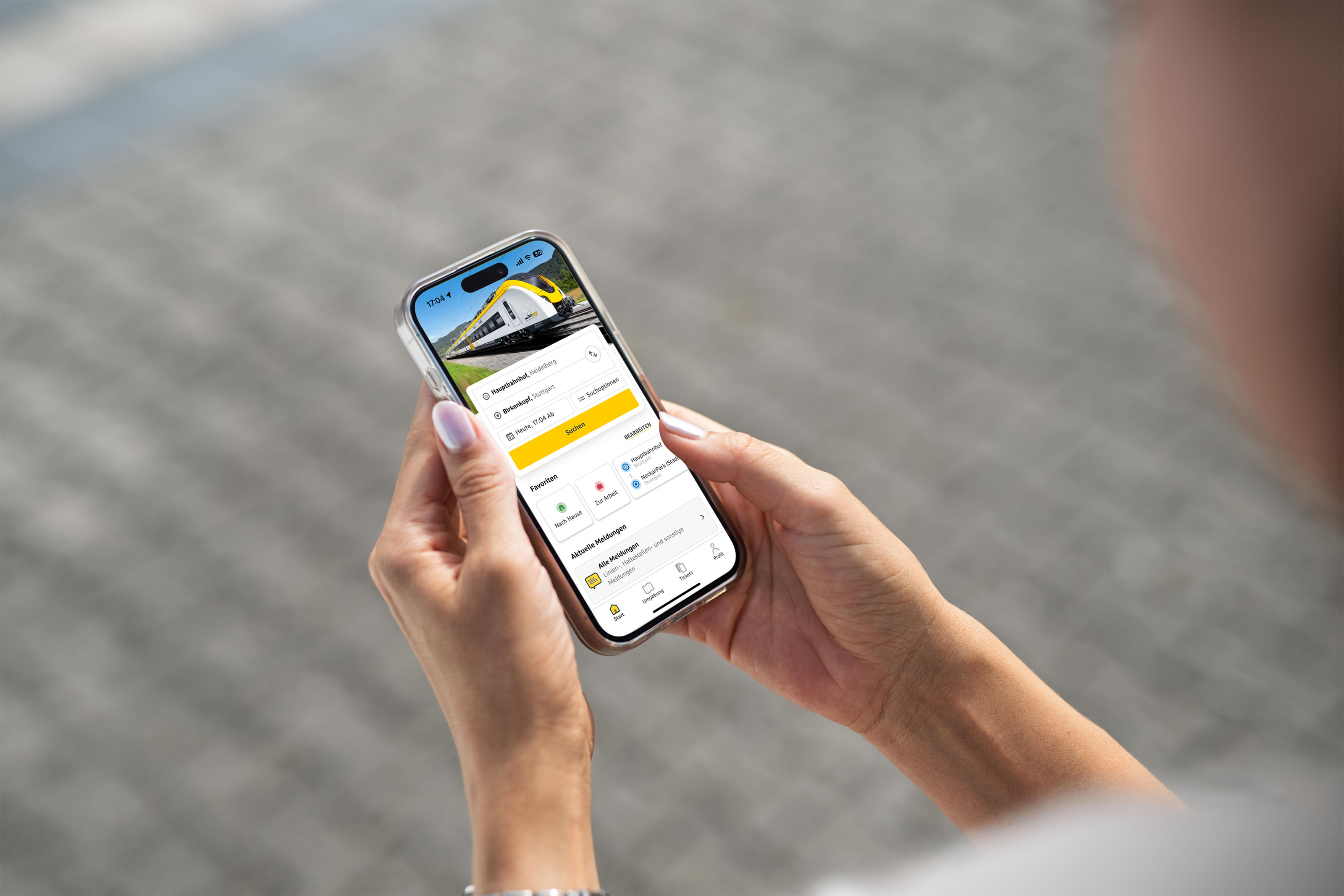 Eine Frau hält in ihren Händen ihr Smartphone, darauf ist die bwegt-App zu sehen