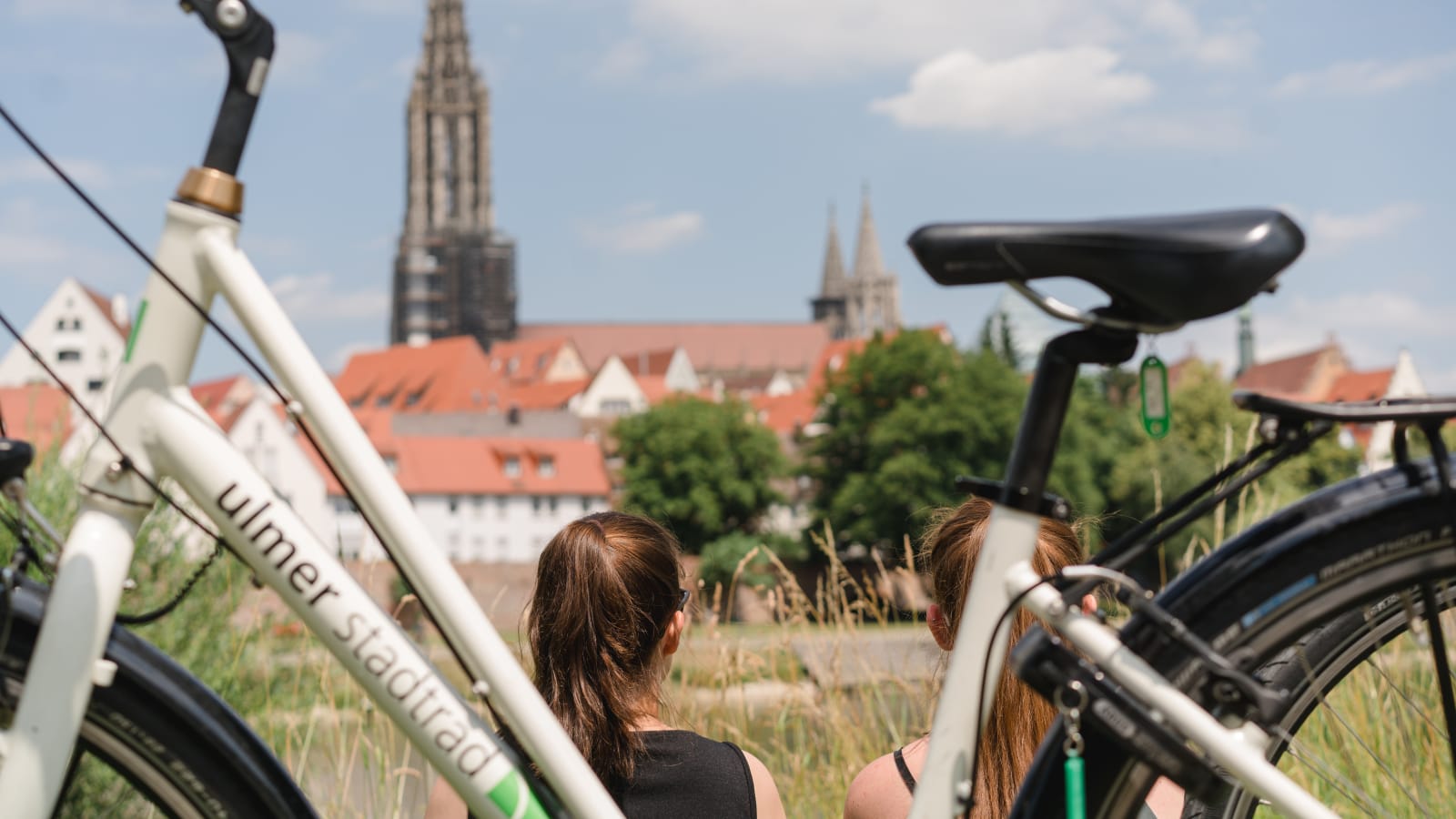 Nahaufnahme eines Fahrrads, im Hintergrund die Ulmer Landschaft