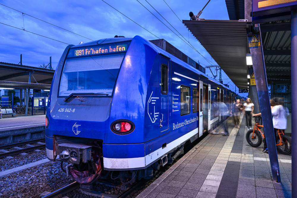 Die Bodensee-Oberschwaben-Bahn steht an einem Bahnsteig