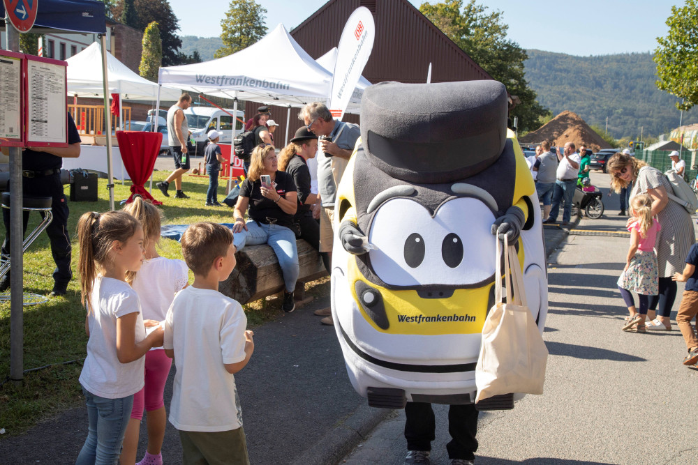 Das bwegt-Maskottchen ist auf einer Veranstaltung unterwegs