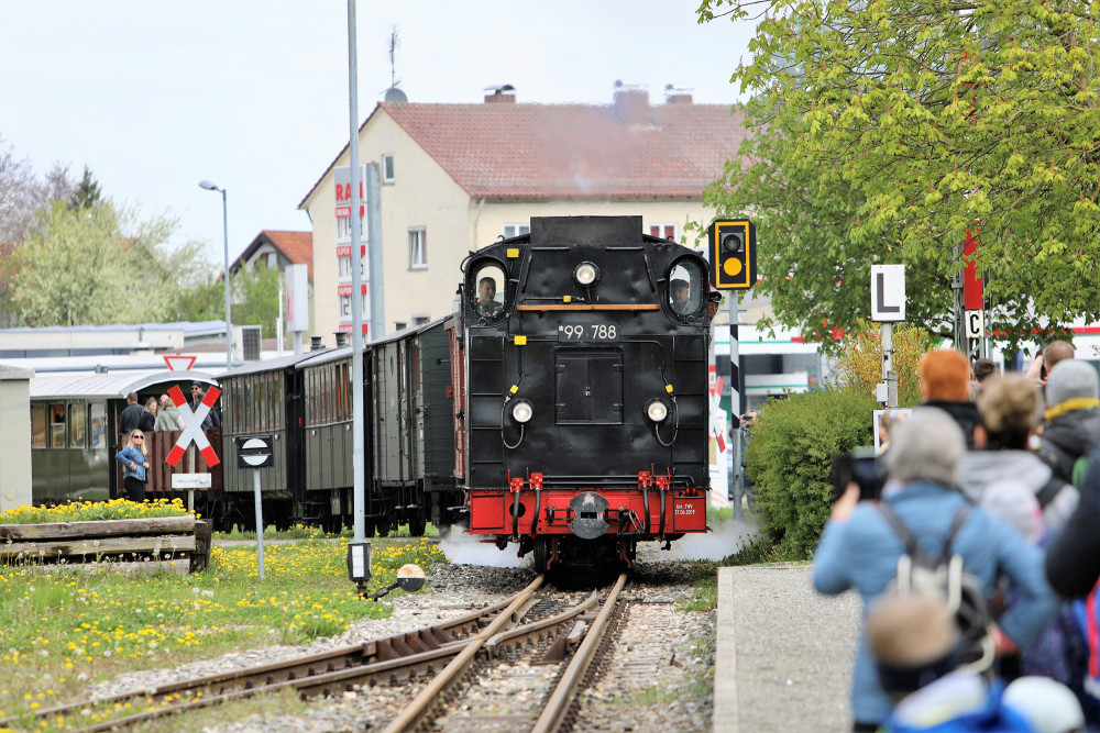 Der schwarze Dampfzug "Öchsle-Bahn" fährt in einen Bahnhof ein