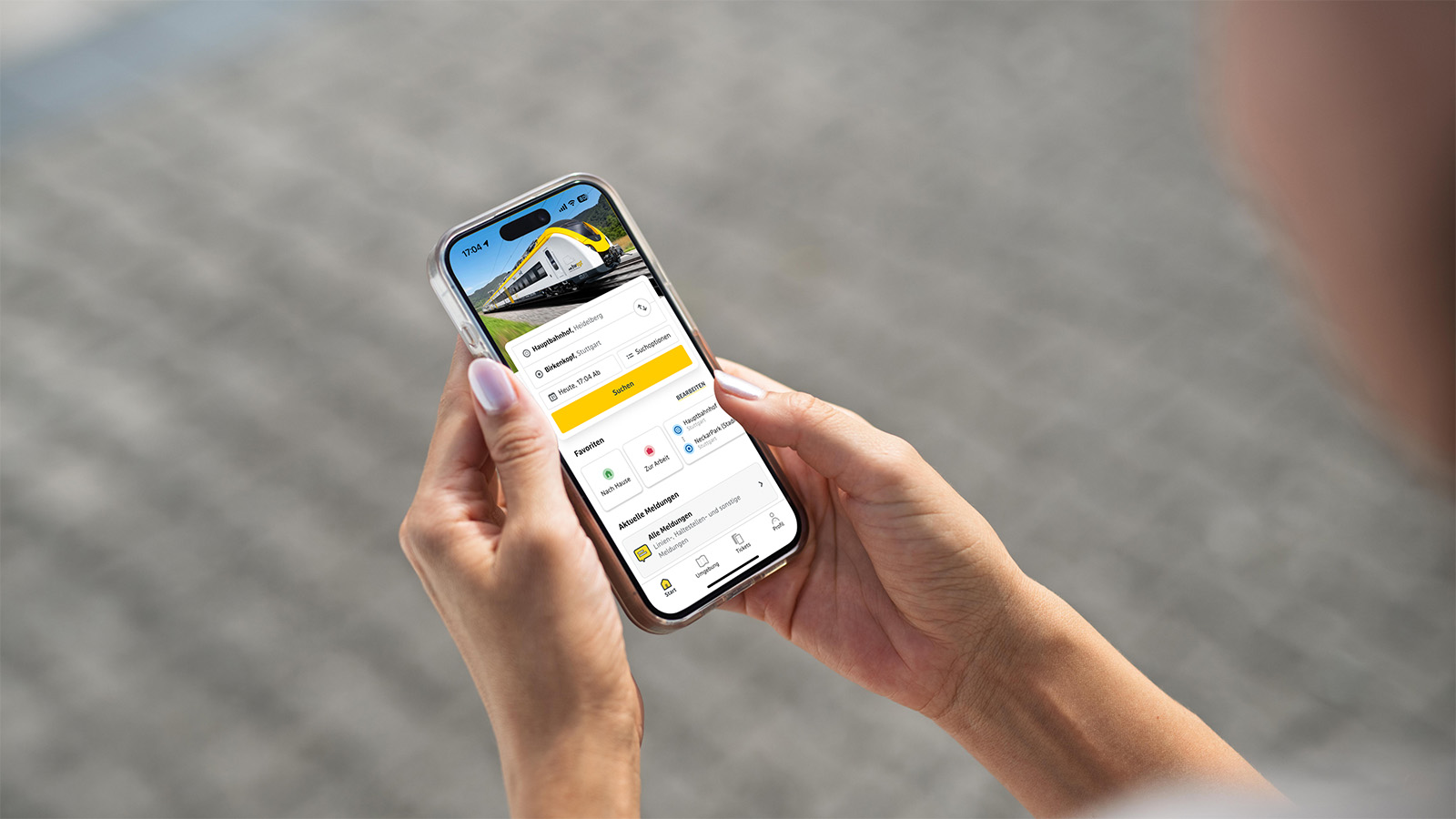 Eine Frau hält in ihren Händen ihr Smartphone, darauf ist die bwegt-App zu sehen