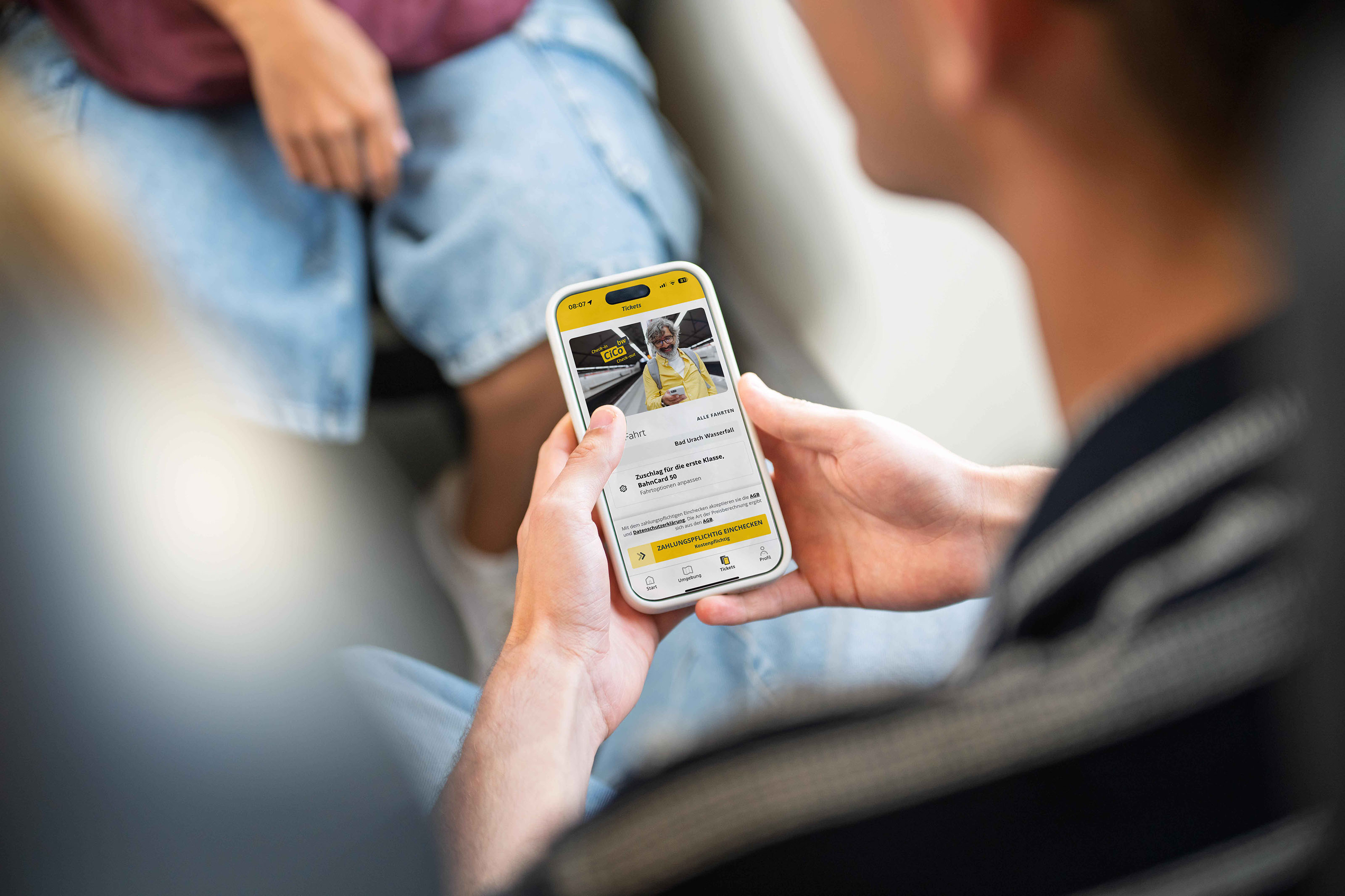 Ein Mann hält ein Smartphone in der Hand, darauf ist die App CiCoBW geöffnet