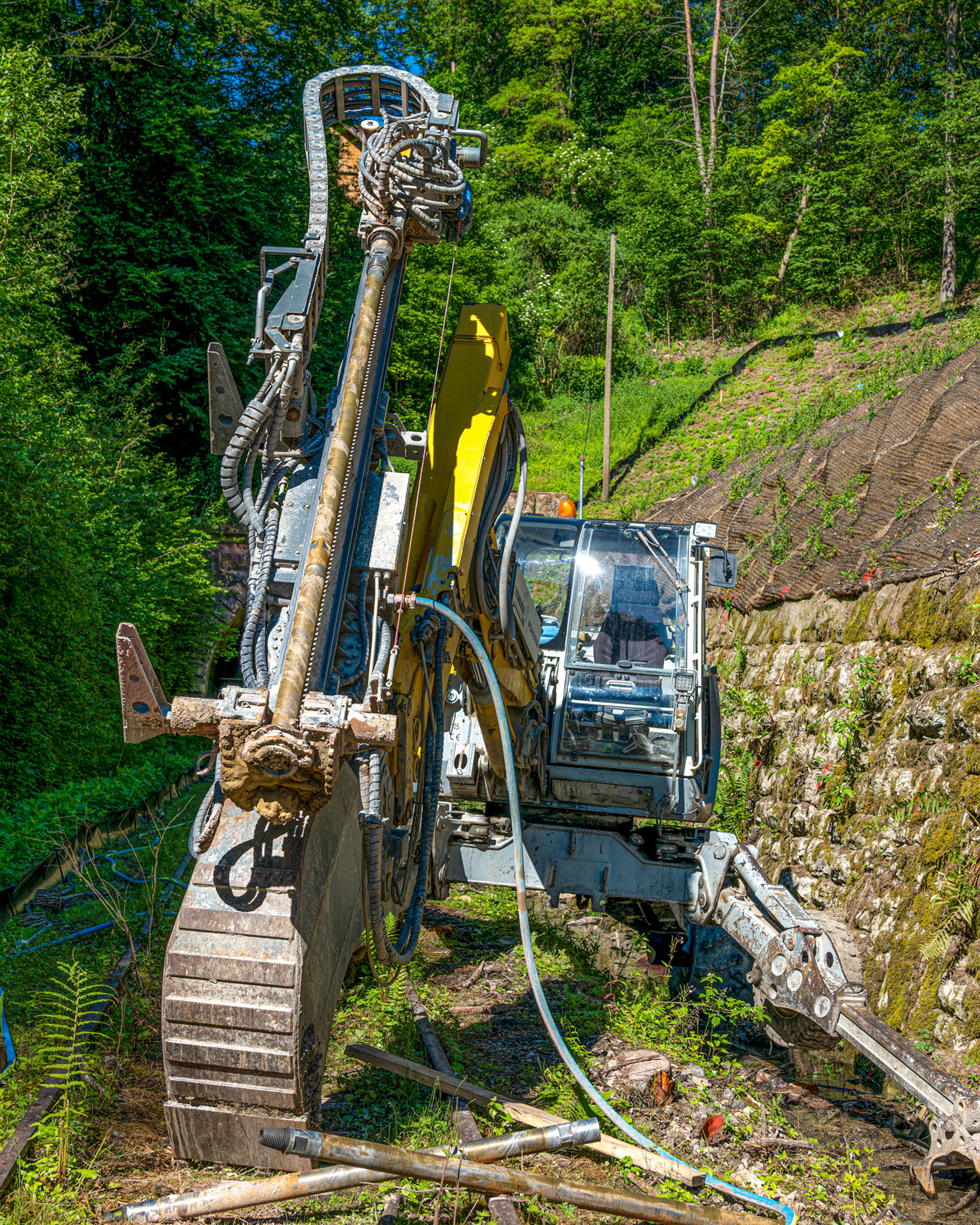 Bagger im Einsatz an einer brachliegenden Bahnstrecke.