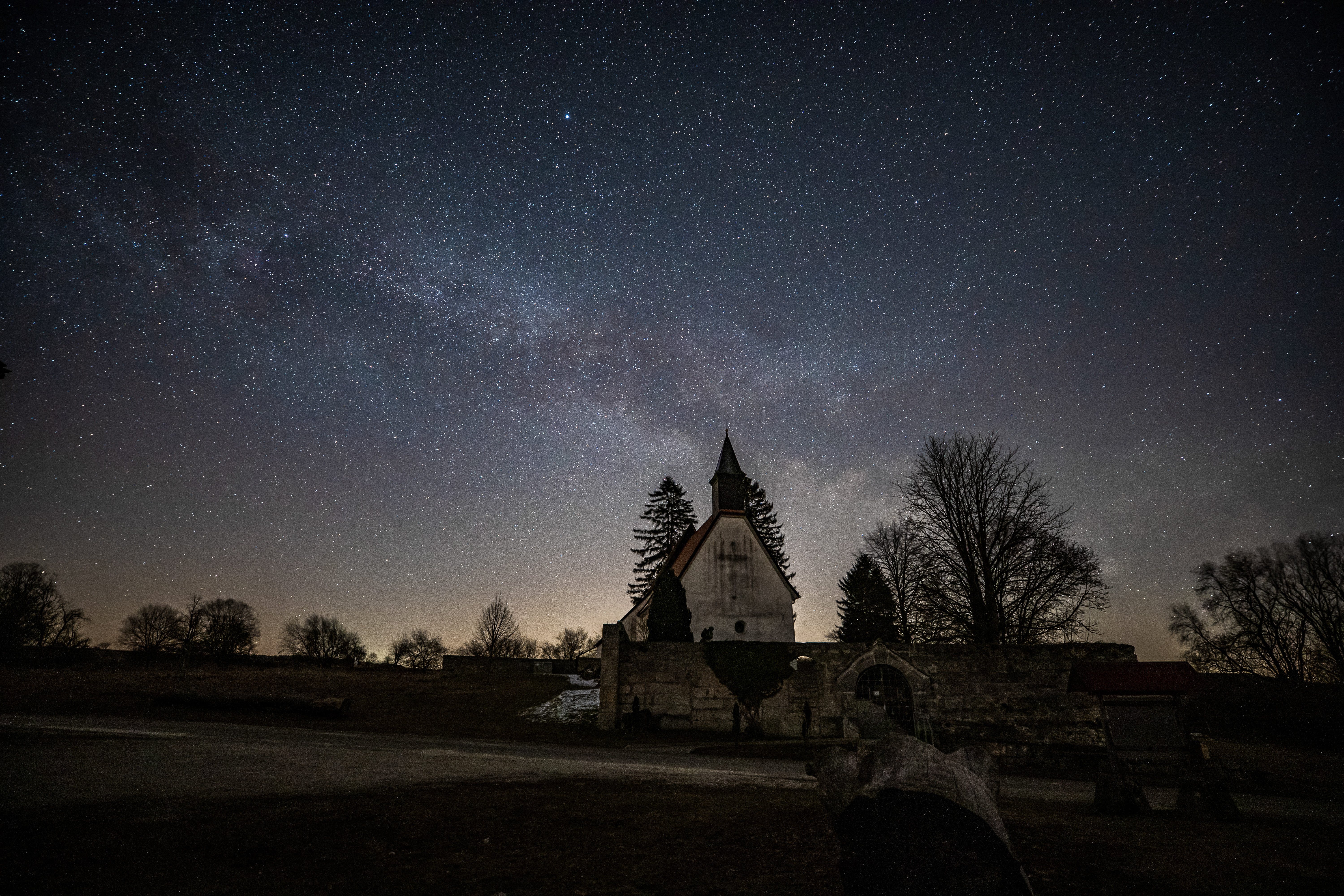 Der Lost Place Gruorn bei Nacht, die Milchstraße und weitere Sterne leuchten hell am Himmel