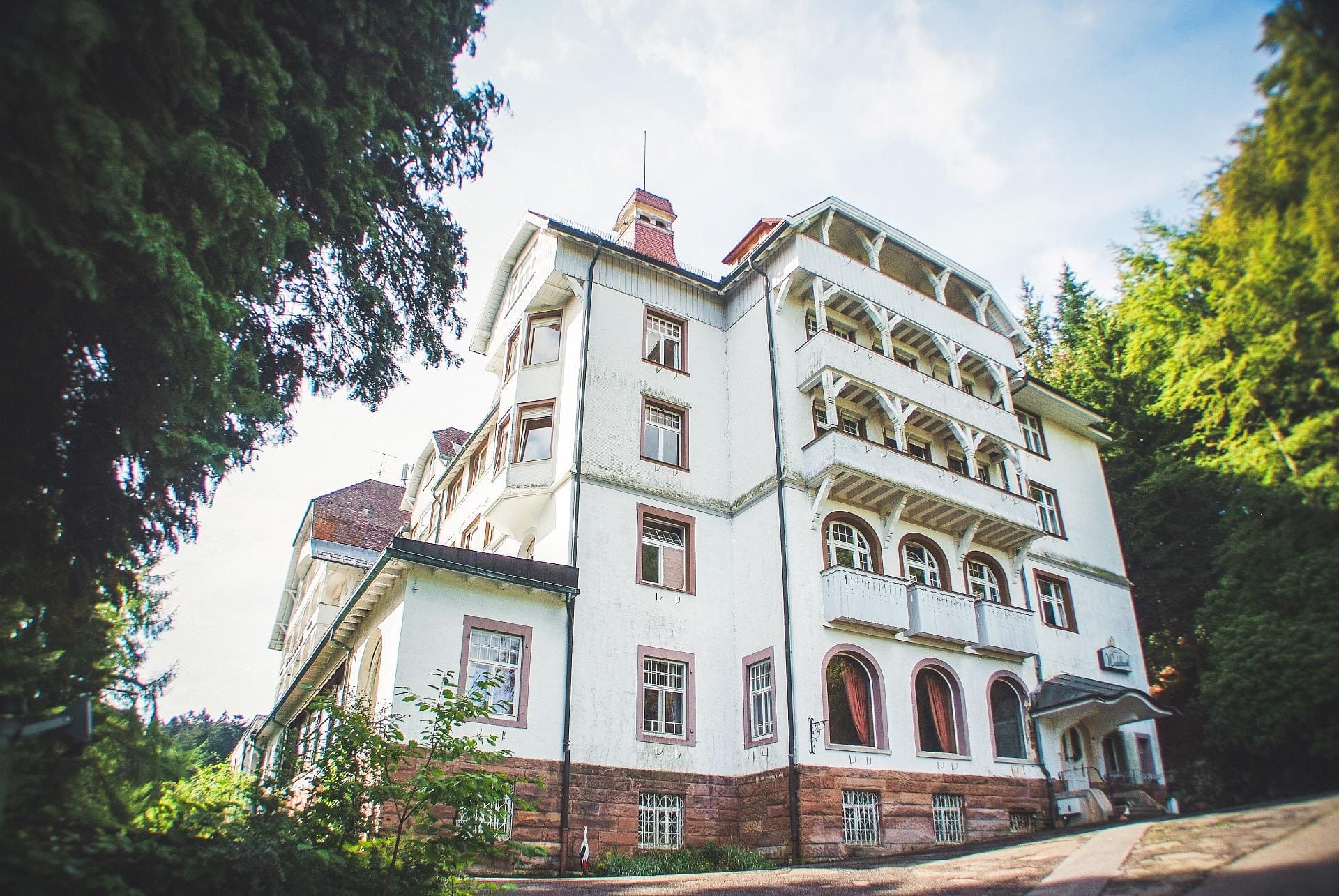 Der beliebte Lost-Place Schlosshotel Waldlust bei klarem Himmel und Sonnenschein