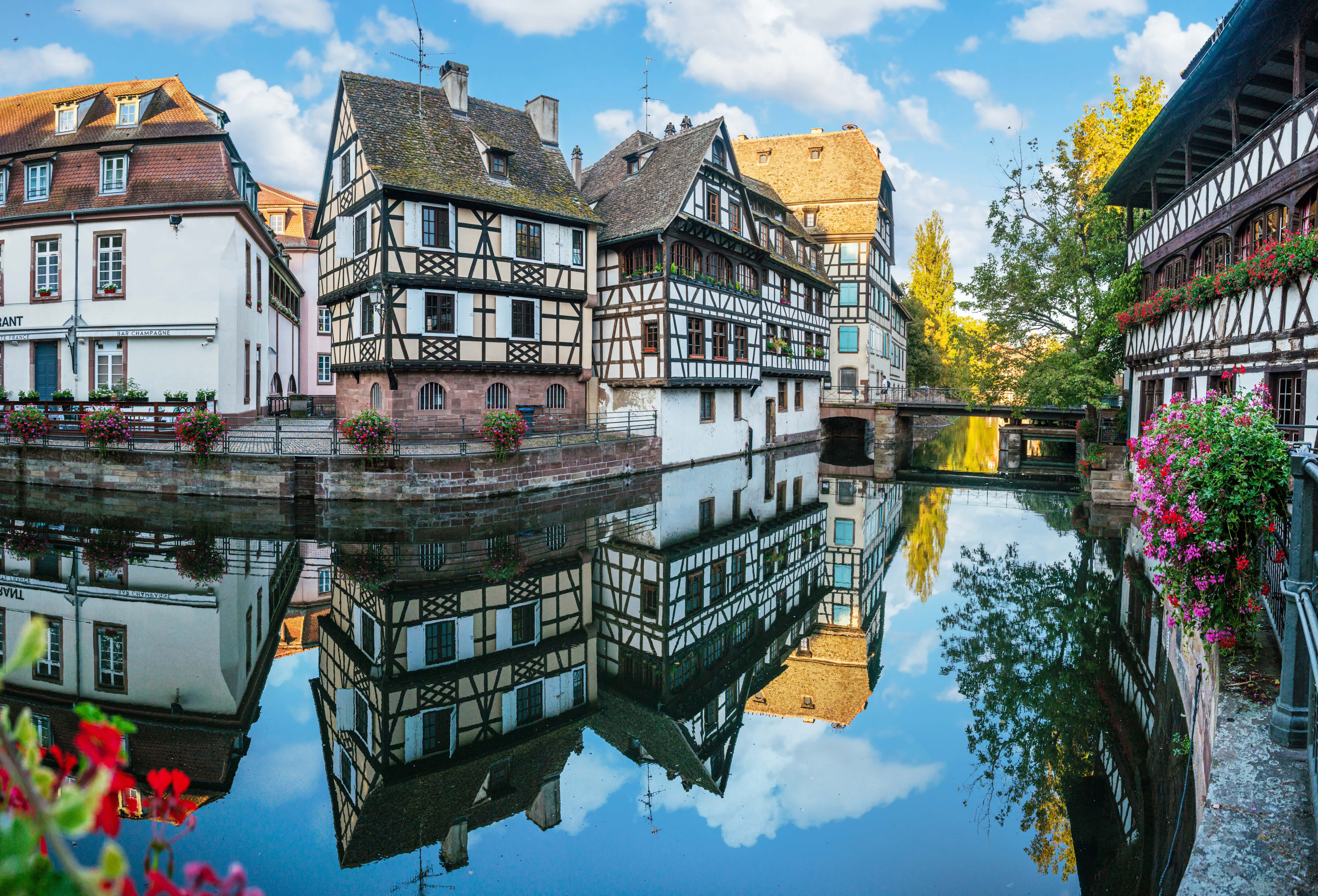 Die Altstadt von Straßburg mit Fachwerkhäusern und einem Fluss