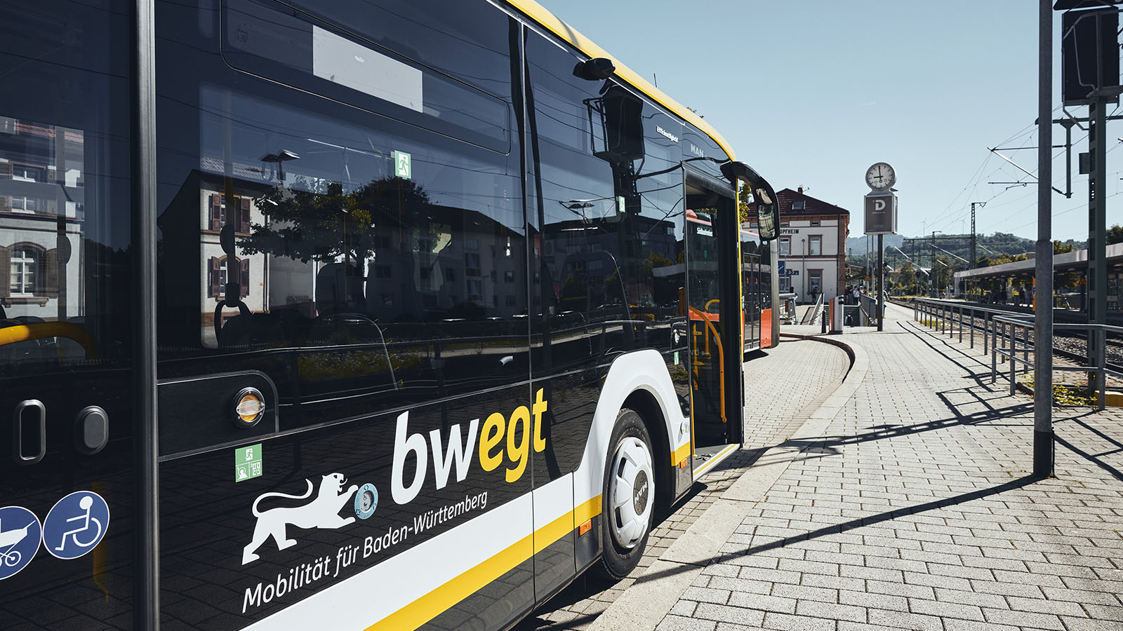 Ein bwregiobus steht an einer Haltestelle