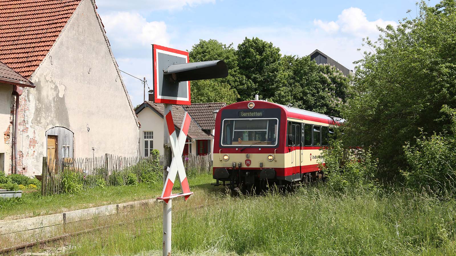 Auf der Schwäbischen Alb fährt ein rund 35 Jahre alter Triebwagen vom Typ NE81