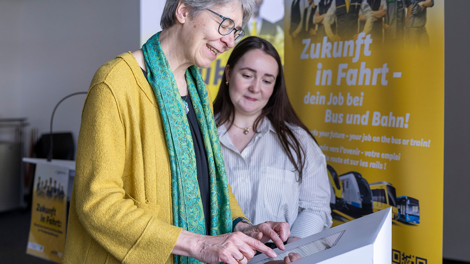 Staatssekretärin Elke Zimmer spielt das bwegt-Spiel