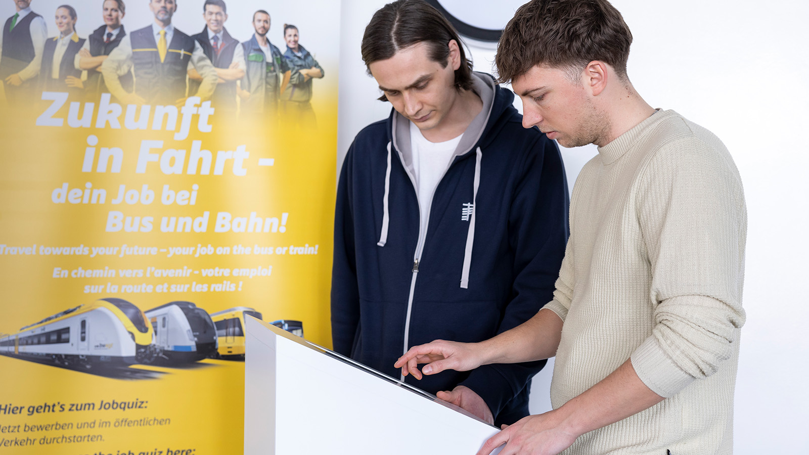 Zwei Job-Interessenten spielen das bwegt-Spiel “It’s a Match”