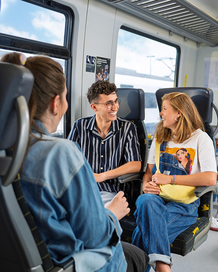 Eine Gruppe junger Leute unterhält sich in einem bwegt-Zug